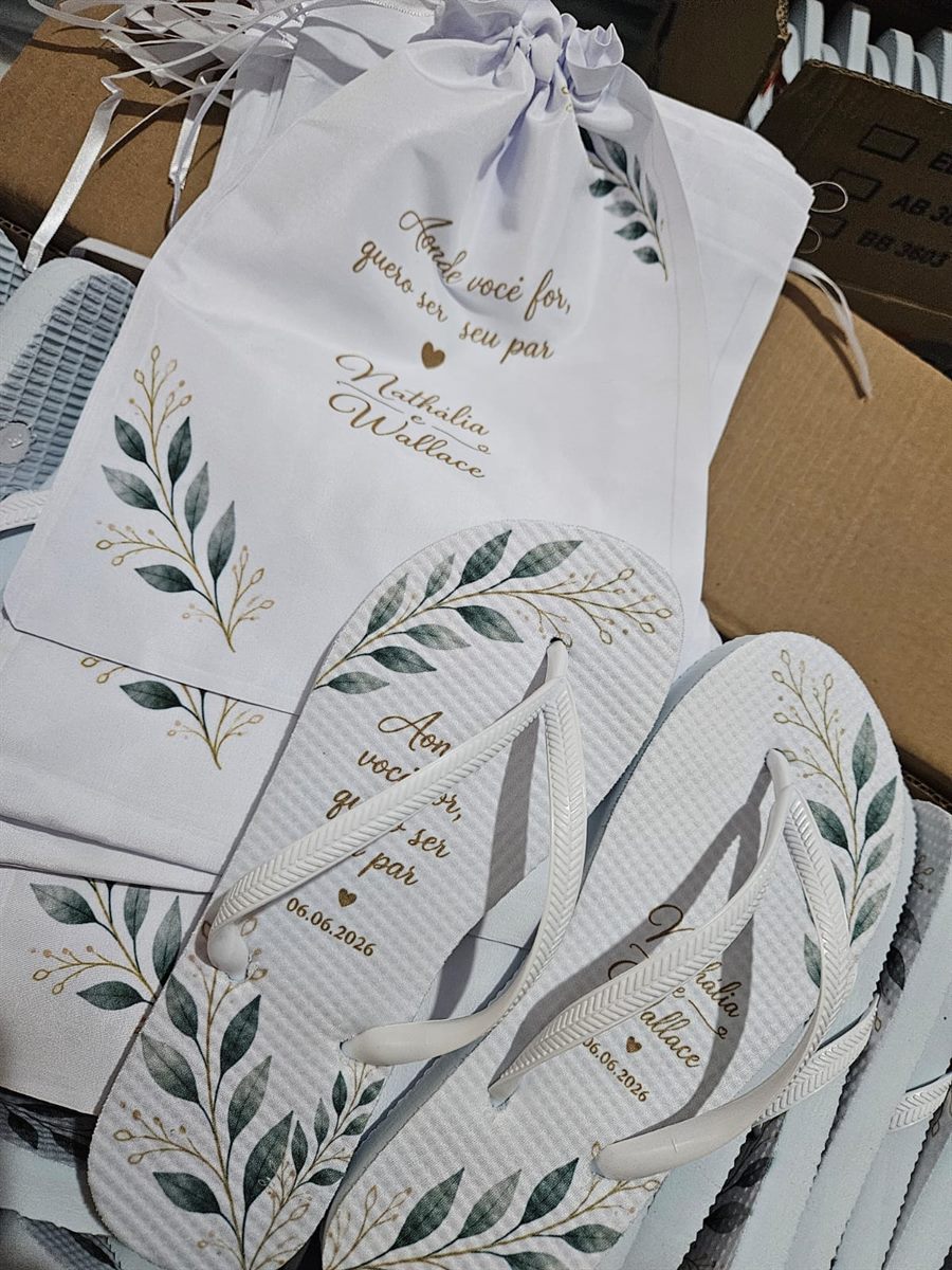 Chinelos personalizados com folhagens, embalados em saquinho de presente